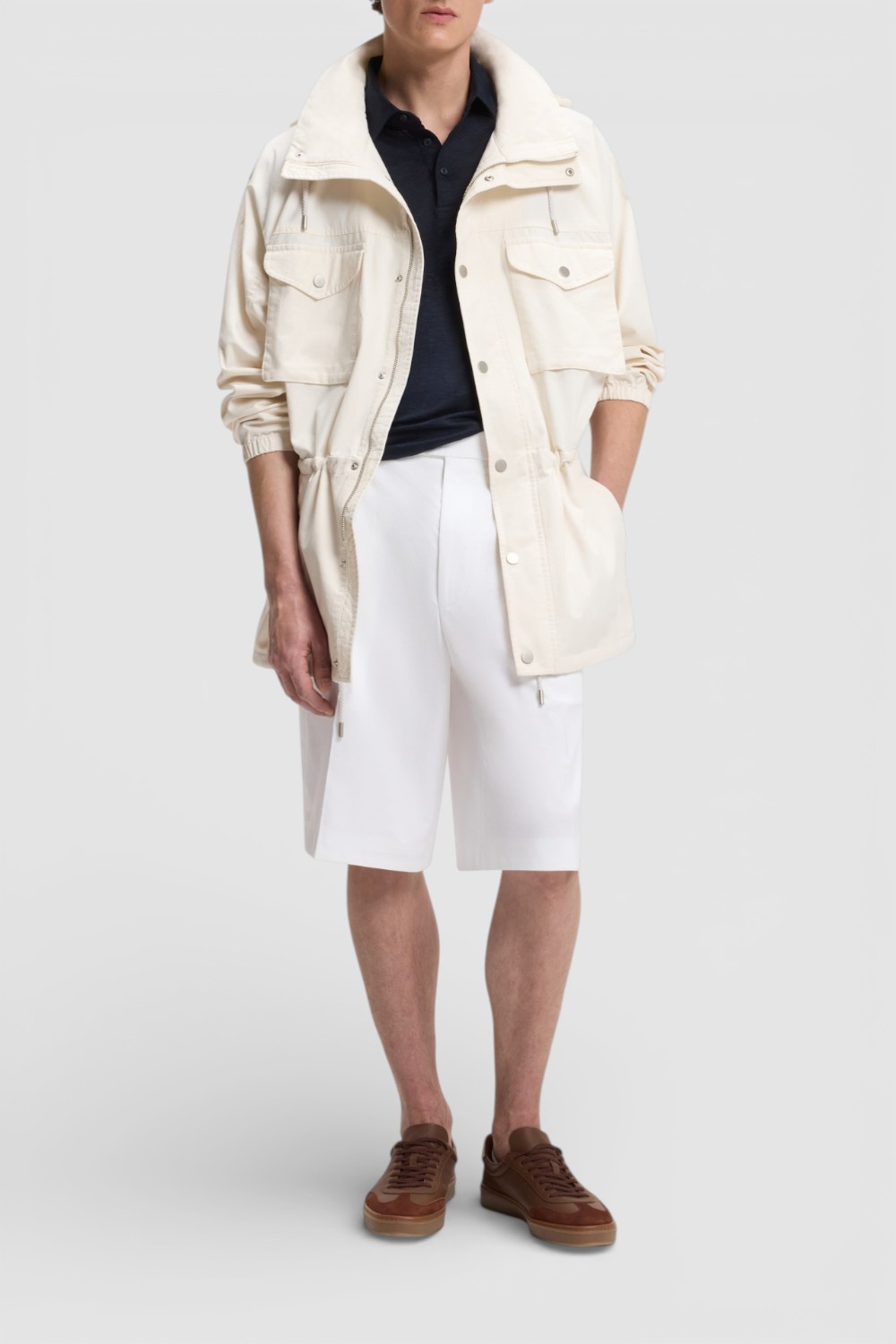 תמונת כל הלוק של מכנסיים קצרים בסגנון מחויט